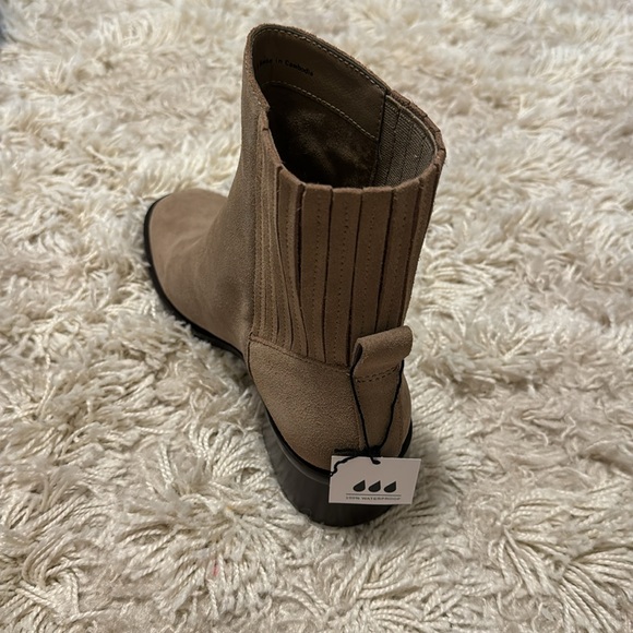 Dolce Vita Linny H2O. Size: 7.5 - Picture 3 of 4